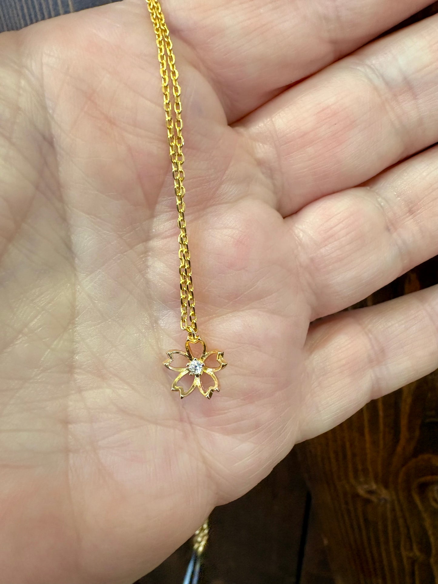 Standout boutique ~Tiny flower necklace