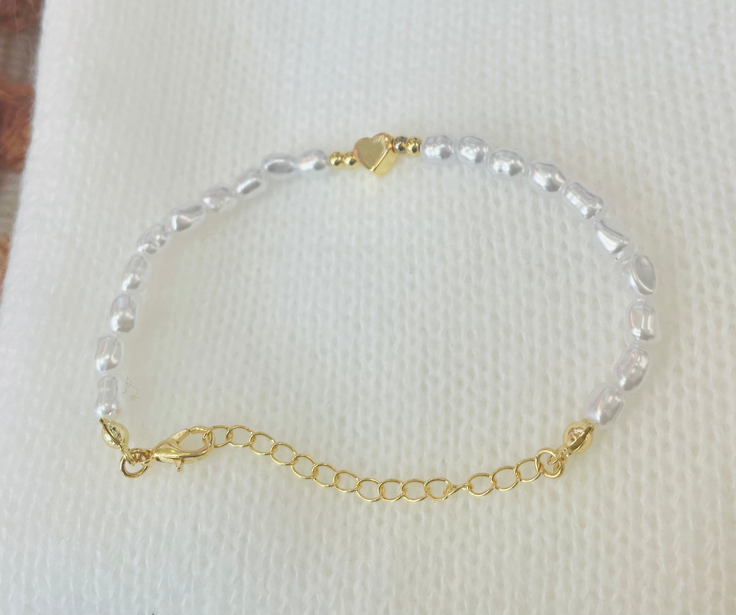 Lace & Meadow- Bracelet Pearl Beads with gold love heart
