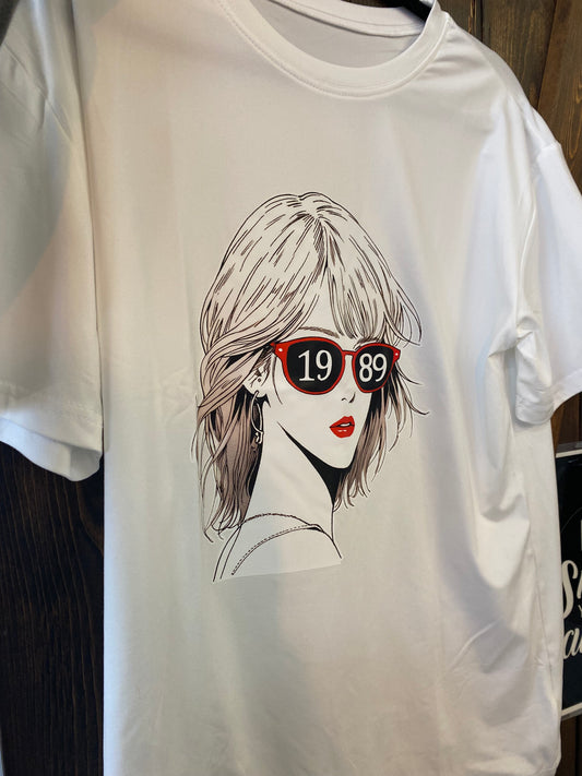 Town & Country - Taylor Swift - Face Outline w/ Red Lips & Glasses 1989 T-Shirt