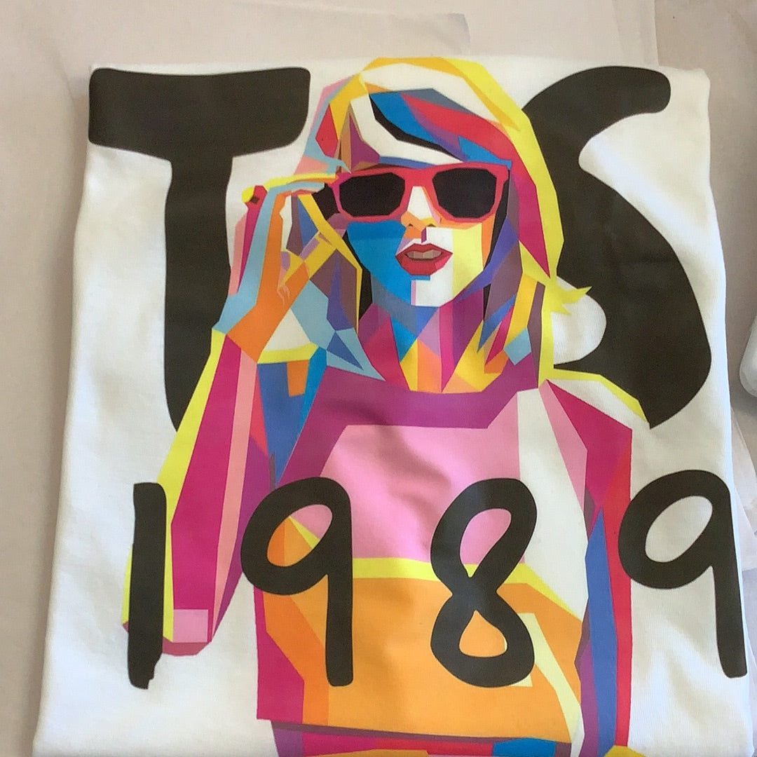 Town & Country - Taylor Swift - Face w/ Pink Glasses 1989 T-shirt