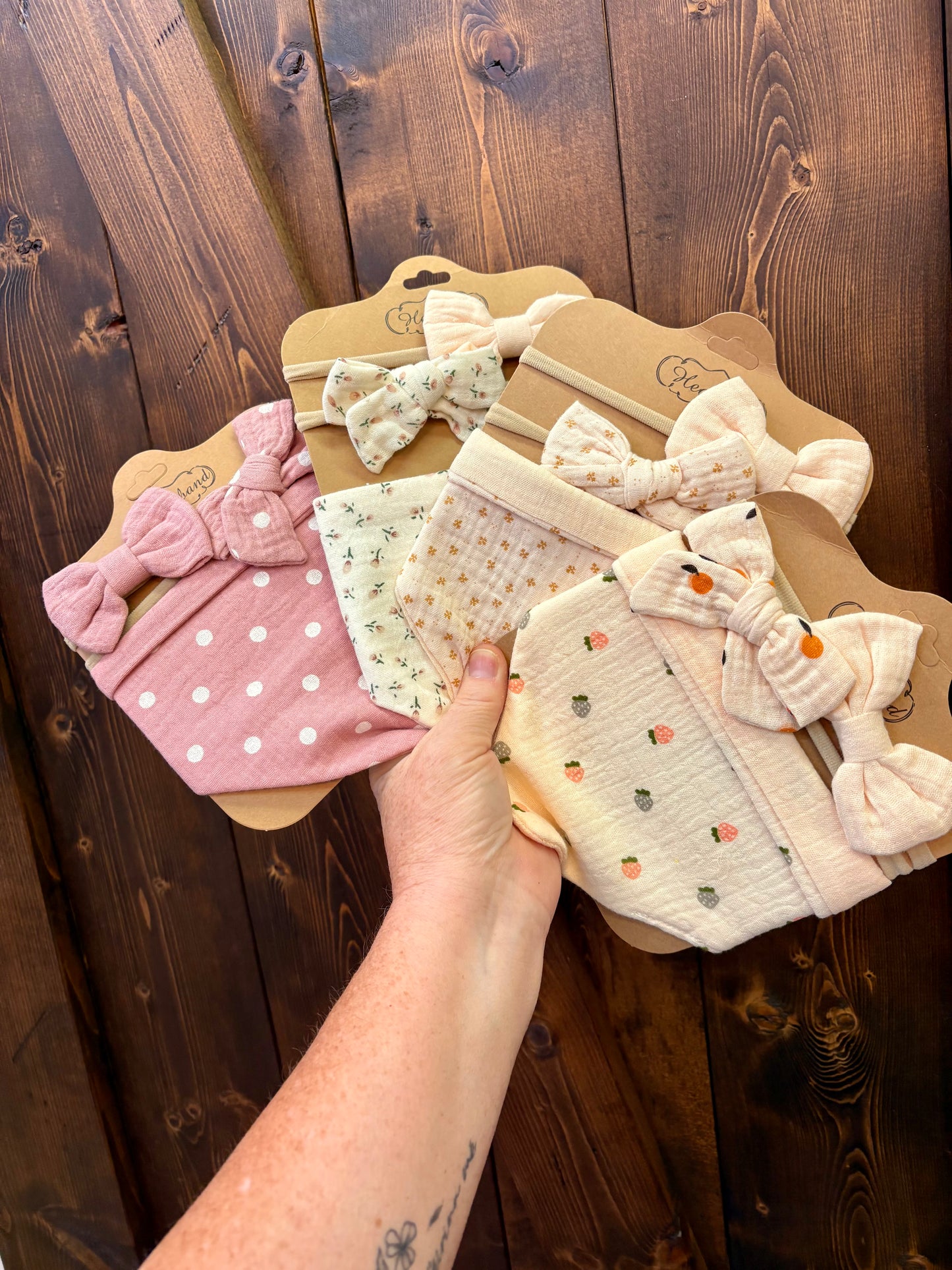 Baby cotton bib& hair bows.