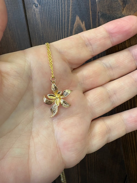 Standout boutique ~ Flower gold necklace