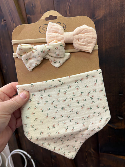 Baby cotton bib& hair bows.
