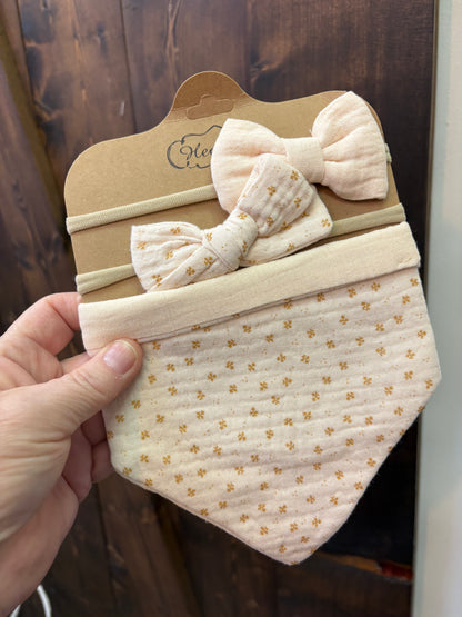 Baby cotton bib& hair bows.