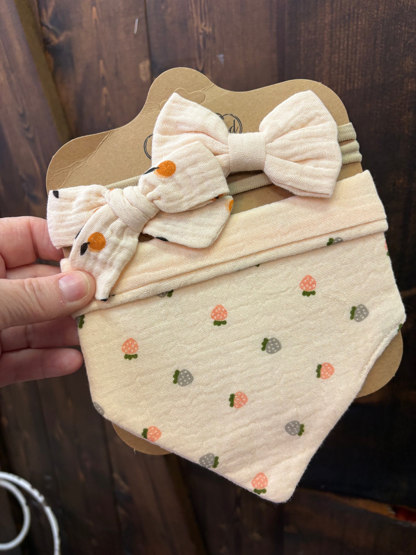 Baby cotton bib& hair bows.